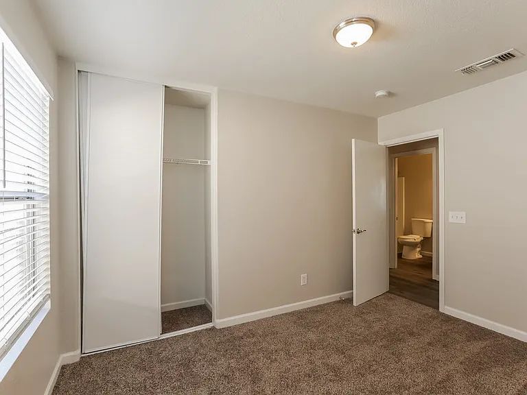 1074 E Silversmith Trl — Photo 14