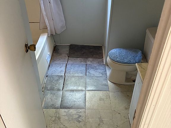 4th image of 77 Bluff Creek Rd