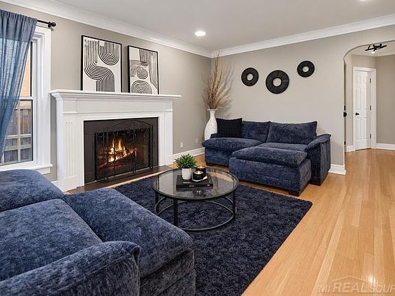 3rd image of 21211 Newcastle Rd