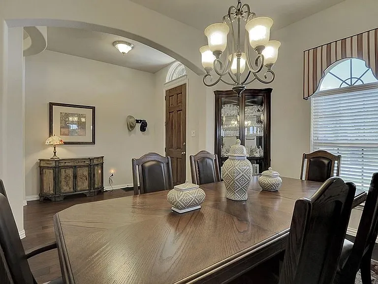 6004 Fremont Dr — Photo 2
