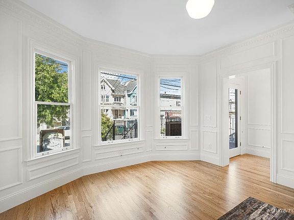 5th image of 714 10th Ave