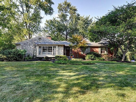 2nd image of 32 Williamsburg Ln