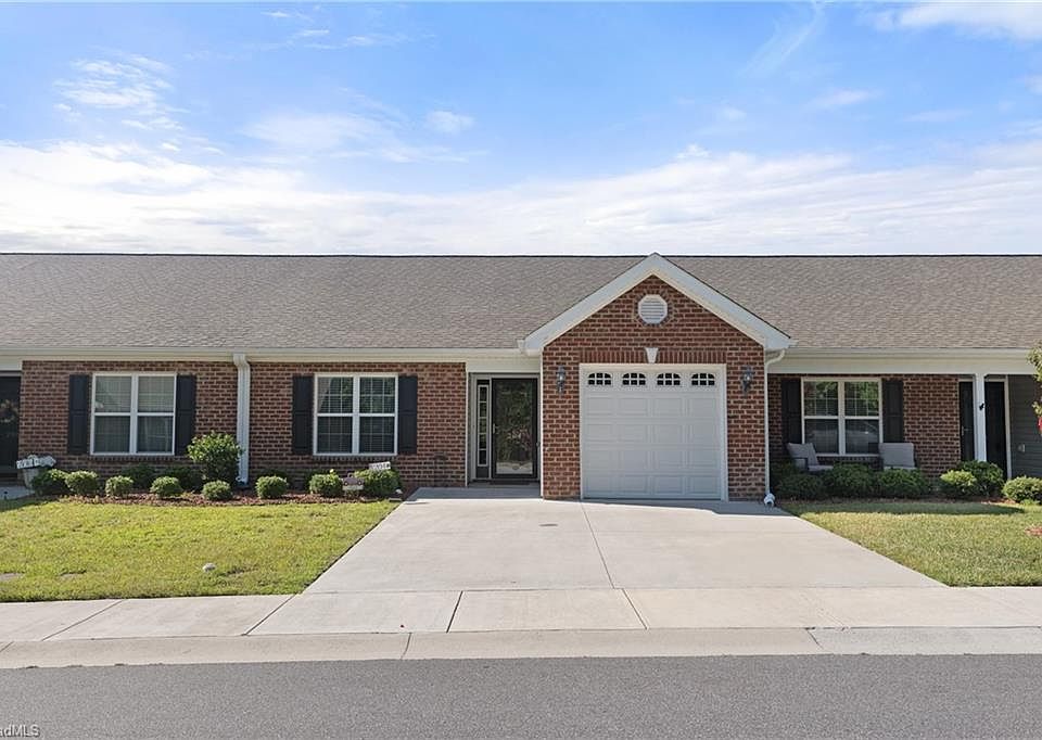 1st image of 204 Oak Ridge Dr