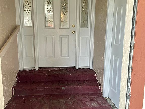 2nd image of 911 Sunset St