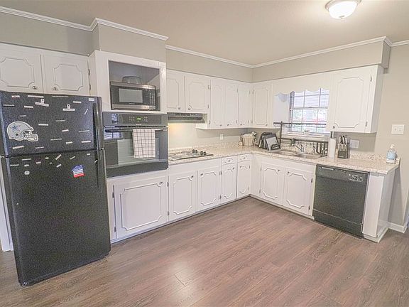 4th image of 908 Meadow St