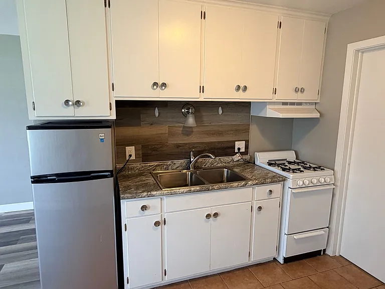 834 Allen Avenue — Photo 2