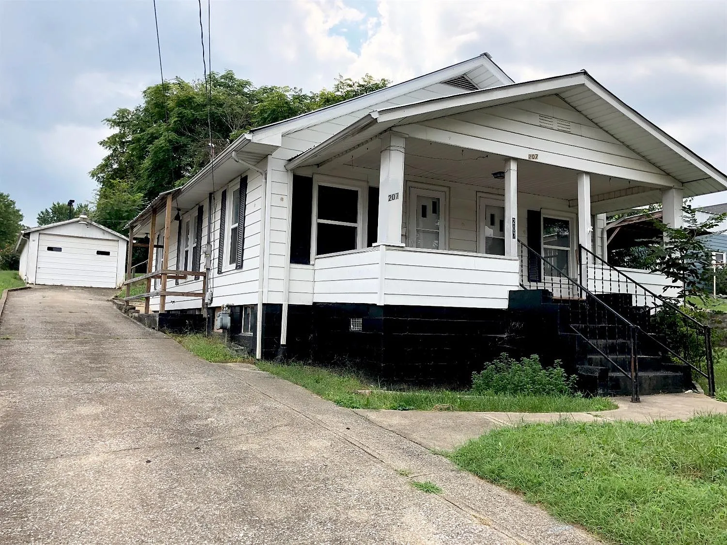 207 W Oak St photo 1