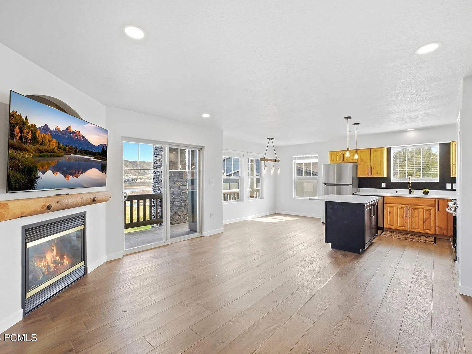 2 bed, 2.0 bath, 1028 sqft, $2,500 — Photo 2