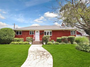 25 Avenue B, West Babylon, NY 11704