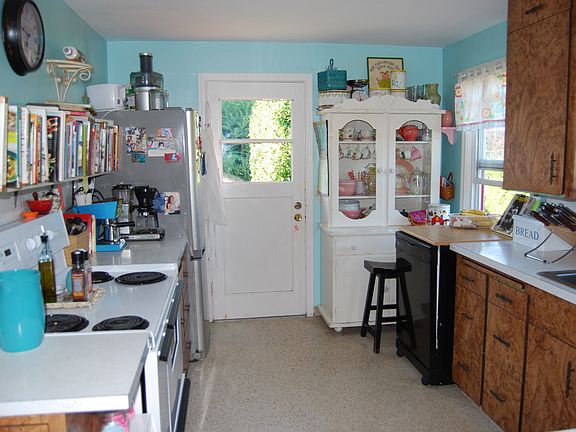 5th image of 1102 Evans Ave W