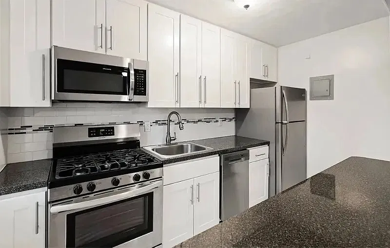 2 bed, 900 sqft, $2,100 — Photo 2