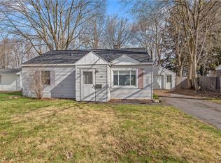 35 Waterbury Dr, North Syracuse, NY 13212