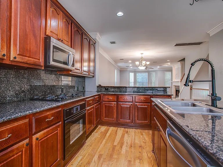3951 N Hall St — Photo 18