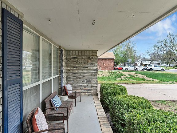 5th image of 24 E Huntington Rd