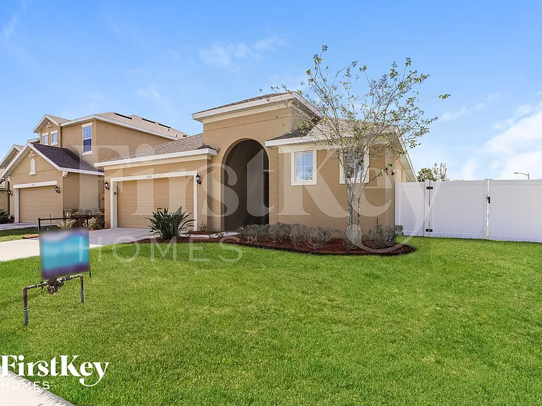 3000 Lady Mae Ln — Photo 2