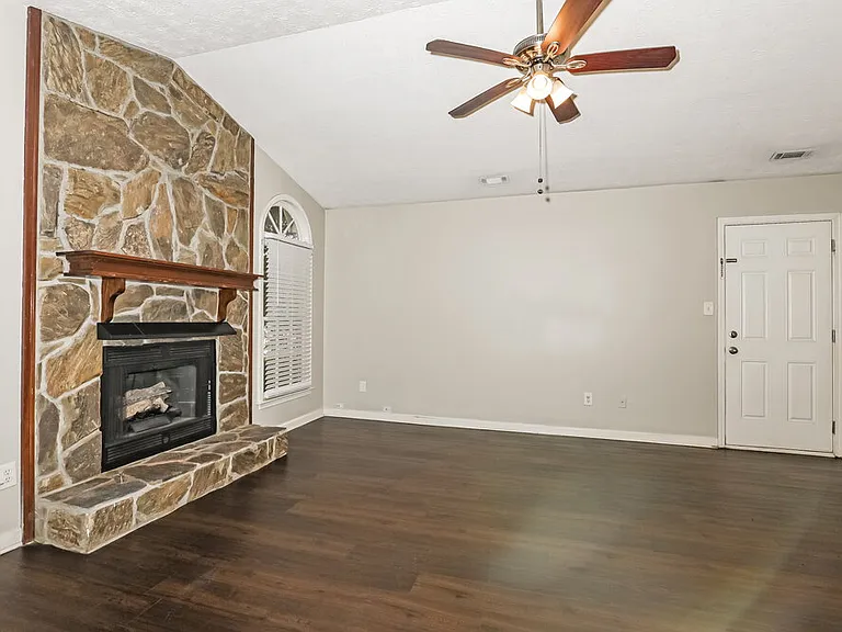 465 Rosehill Dr — Photo 3