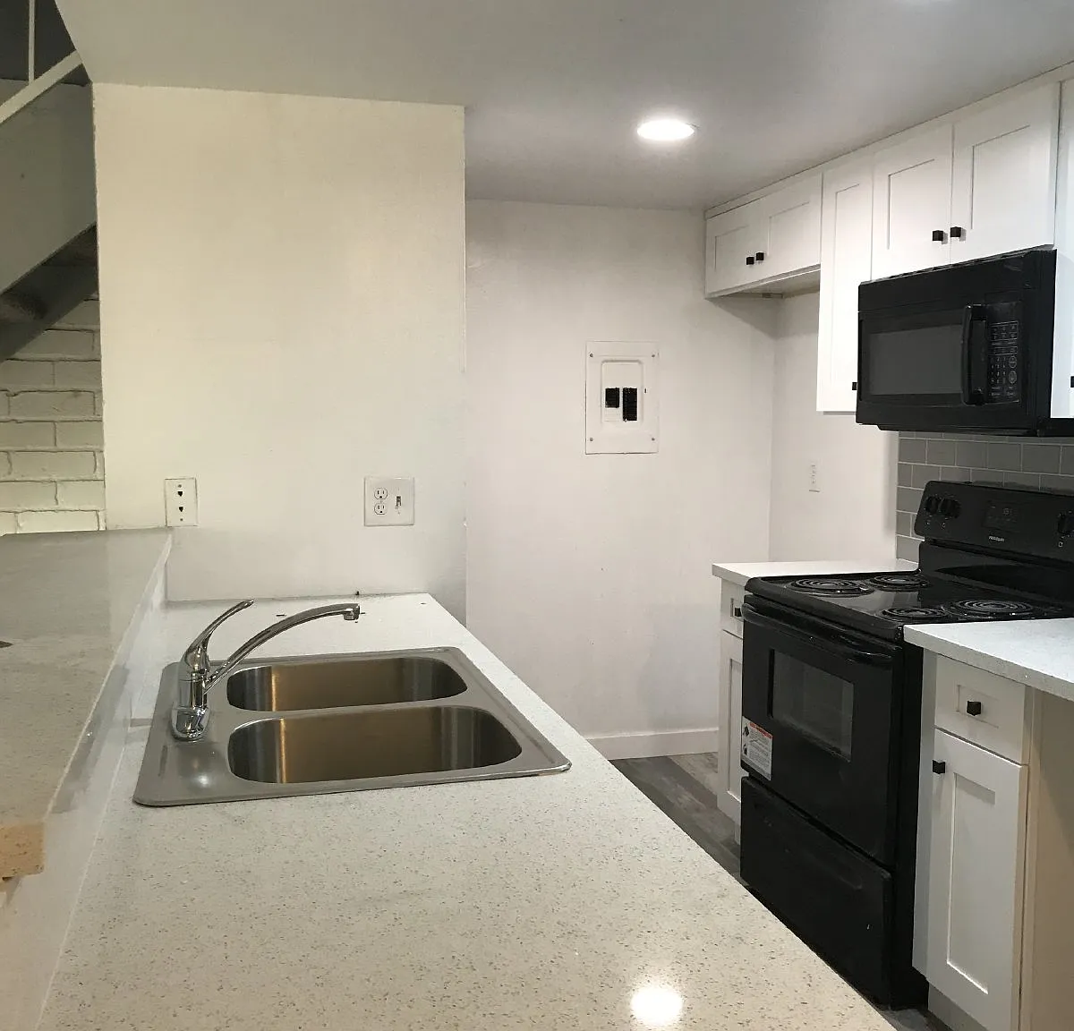 2 bed, 1.0 bath, 892 sqft, $2,300 — Photo 2