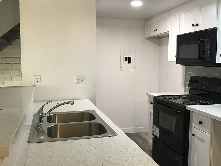 735 Halyard St — Photo 2