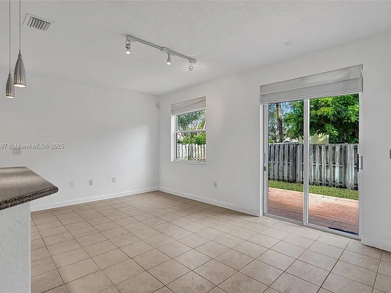 17037 SW 39th St — Photo 4