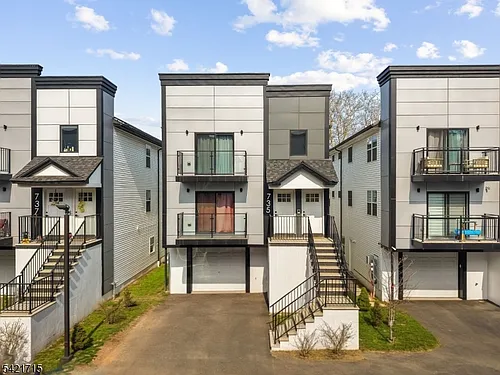 735 Seaport Dr #2 Photo 1
