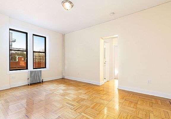 3rd image of 135 Clarkson Ave APT B4