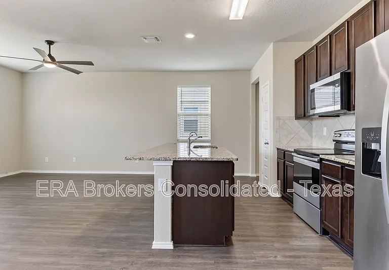 10610 Green Lake Dr — Photo 5