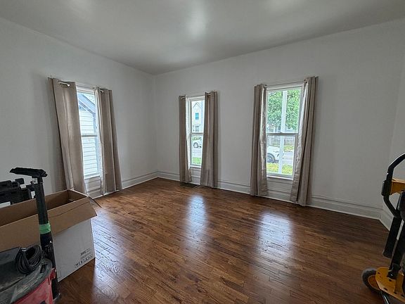 4th image of 128 Fair St SE