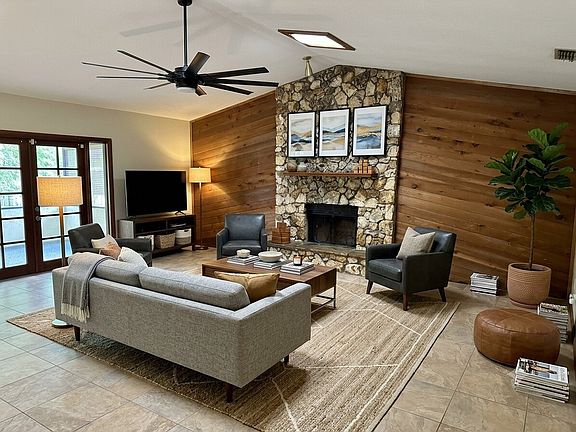 Living Room (Virtually Stage)