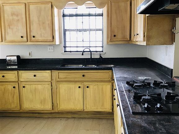4th image of 4701 Lakeshore Dr