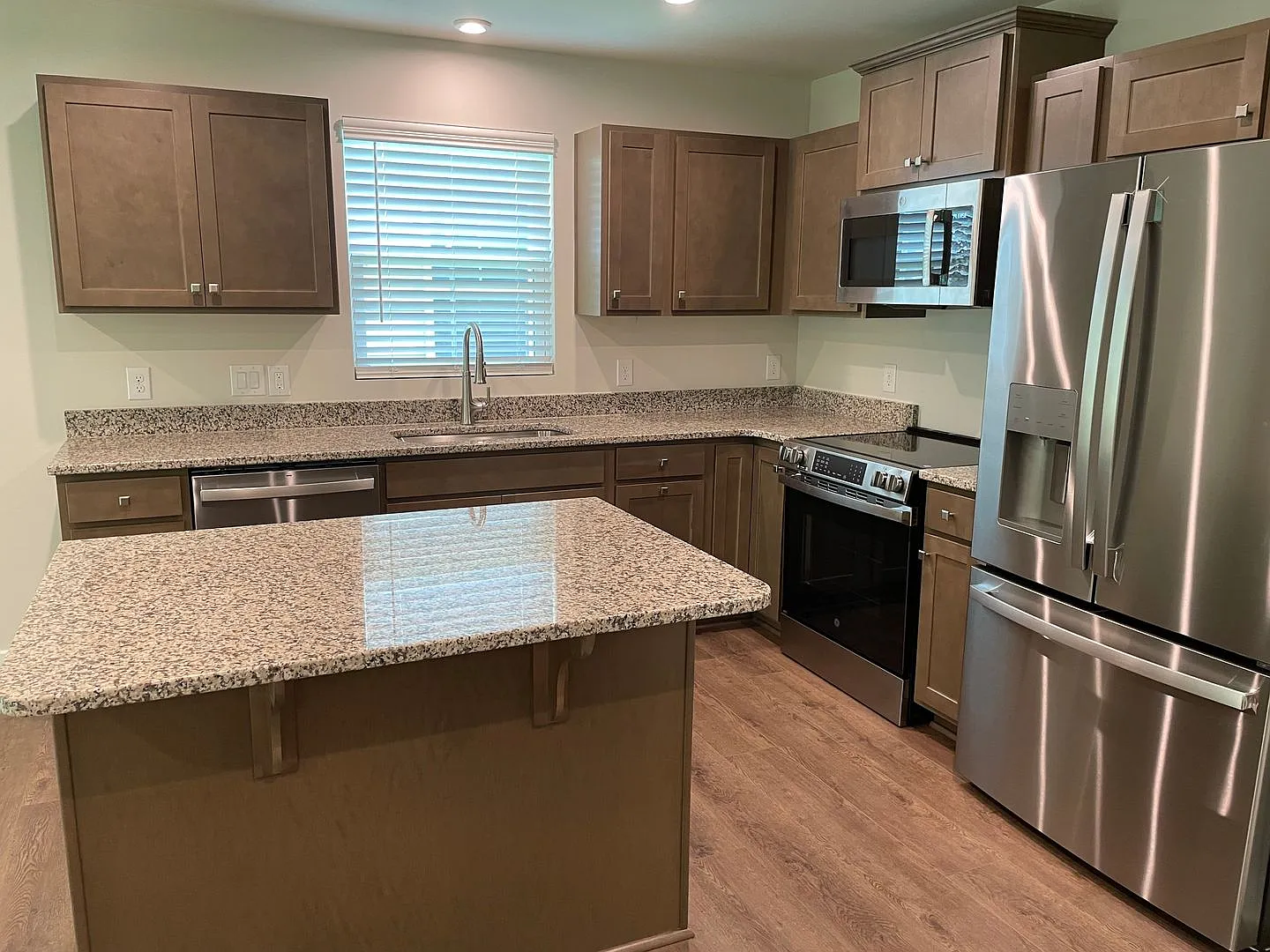 3 Bedroom 2 Bathroom House In Hickman's Crossing — Photo 4