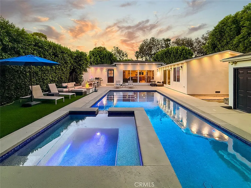 15722 Magnolia Blvd
