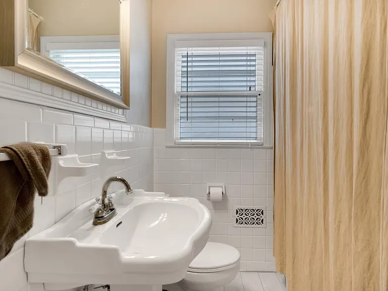 147 Lindbergh Dr NE — Photo 3