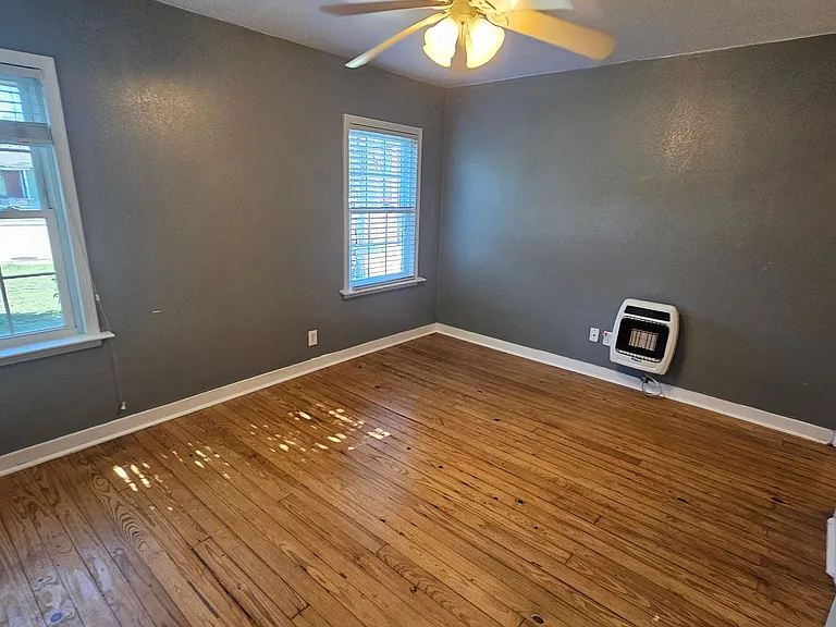 2620 N Elm St — Photo 27