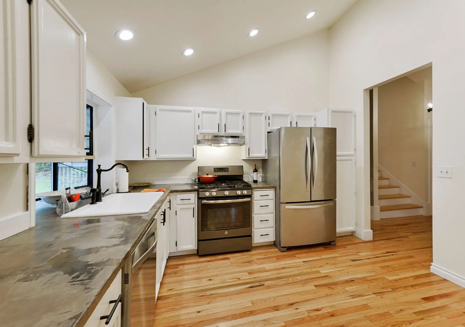 Beautifully Remodeled Home - 3 Bed/3 Bath - Large Private Fenced Yard - RV Parking - Issaquah — Photo 2