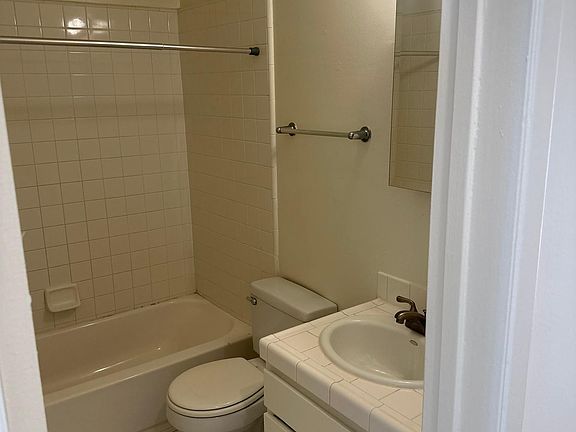 5th image of 937 7th St APT 7