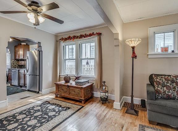 5th image of 4154 Queen Ave N