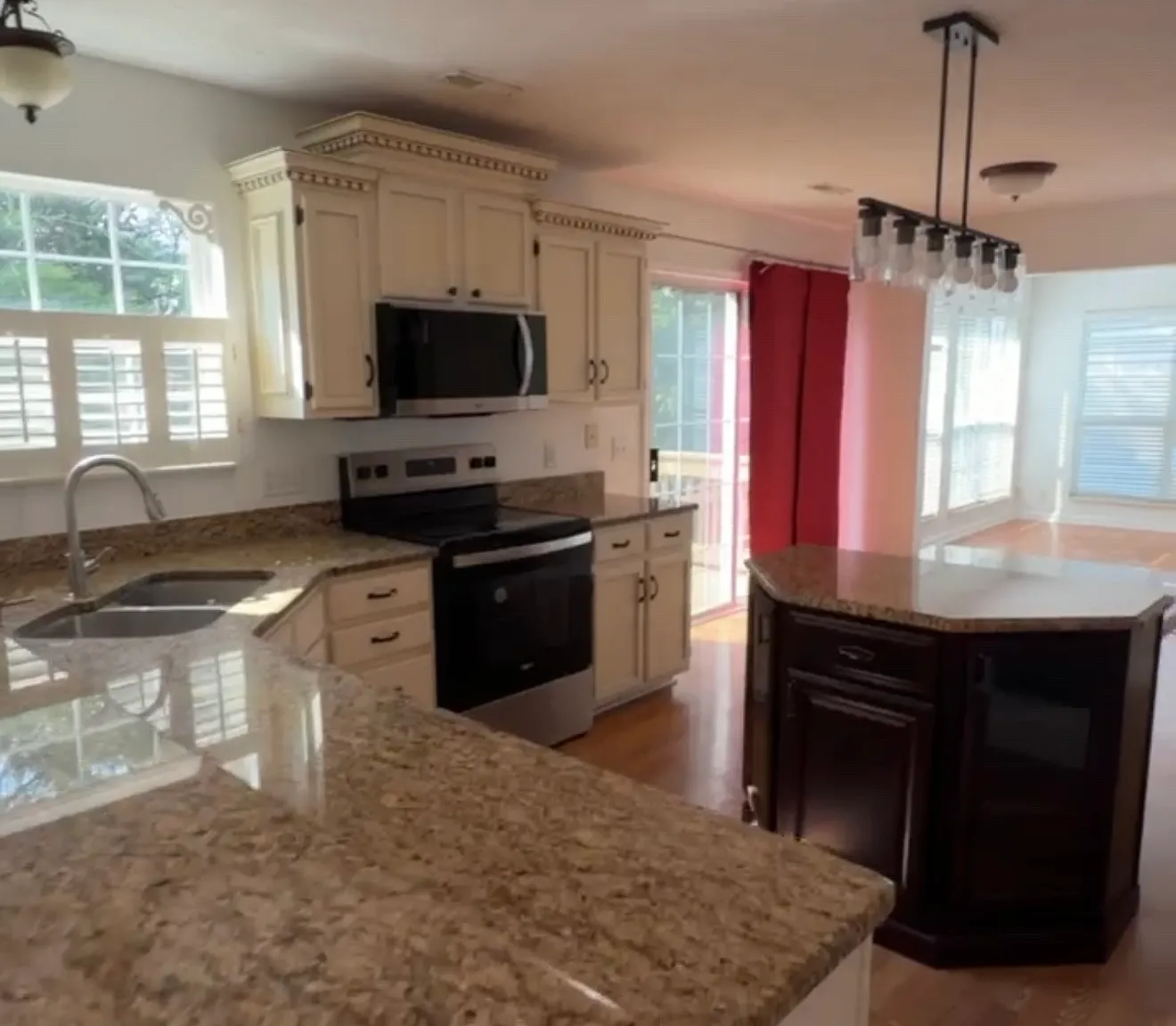 3 bed, 2.5 bath, 1933 sqft, $2,500 — Photo 3
