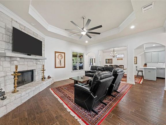 5th image of 33 N Shore Cir