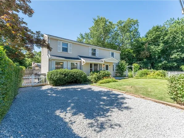 88 General Hawkins Dr, Warwick, RI 02888
