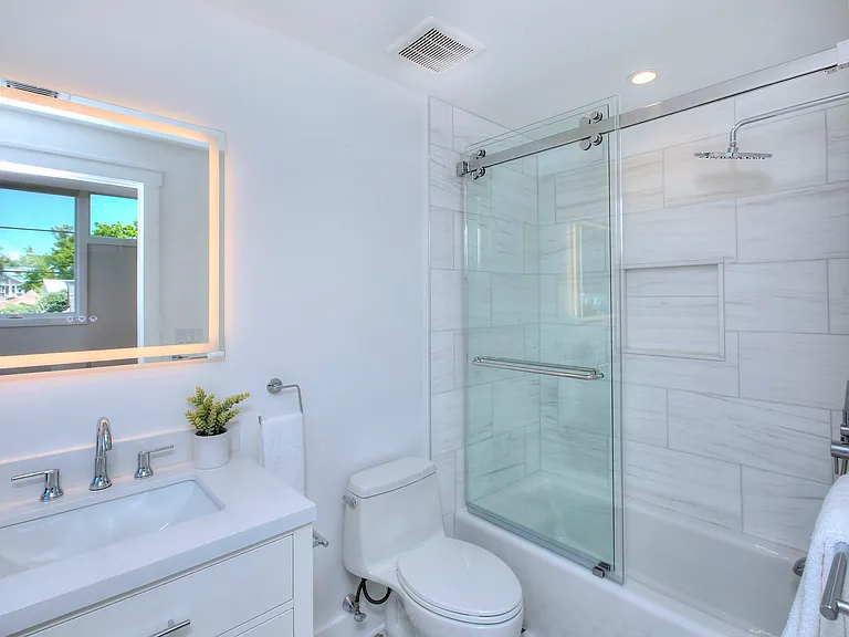 Bathroom 4 with tub/shower