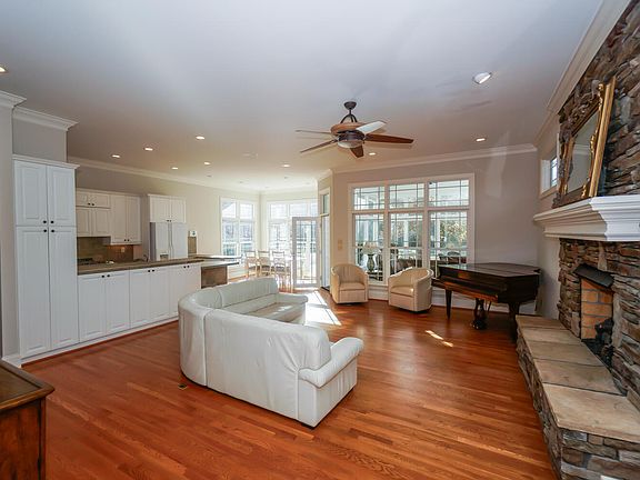 124 Gatlin Knoll New London NC-large-007-023-Living Room-1500x1000-72dpi_11122024