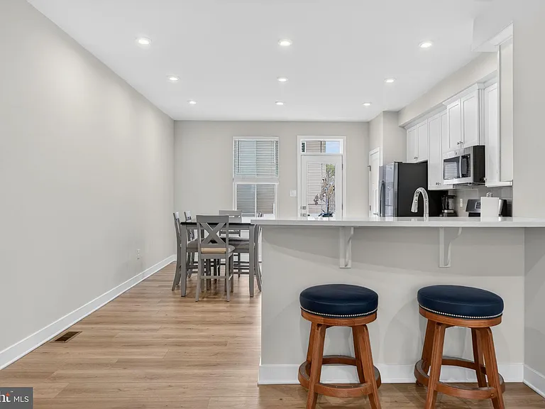 54 Sidney Ln — Photo 17