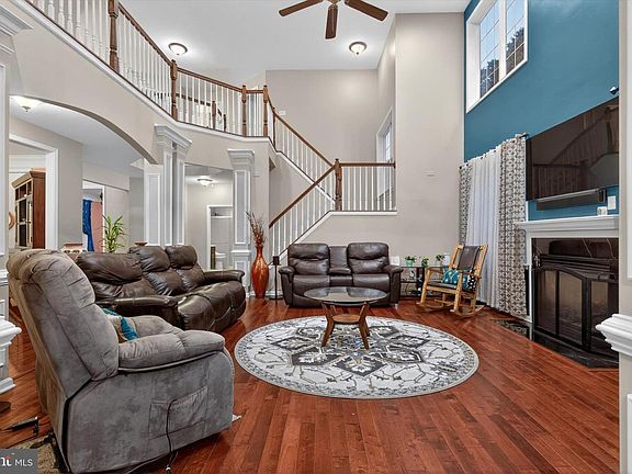4th image of 16 Foxwood Blvd