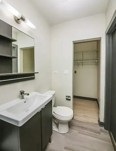 944 W Montrose — Photo 11