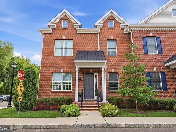 3rd image of 80 Creekview Ln
