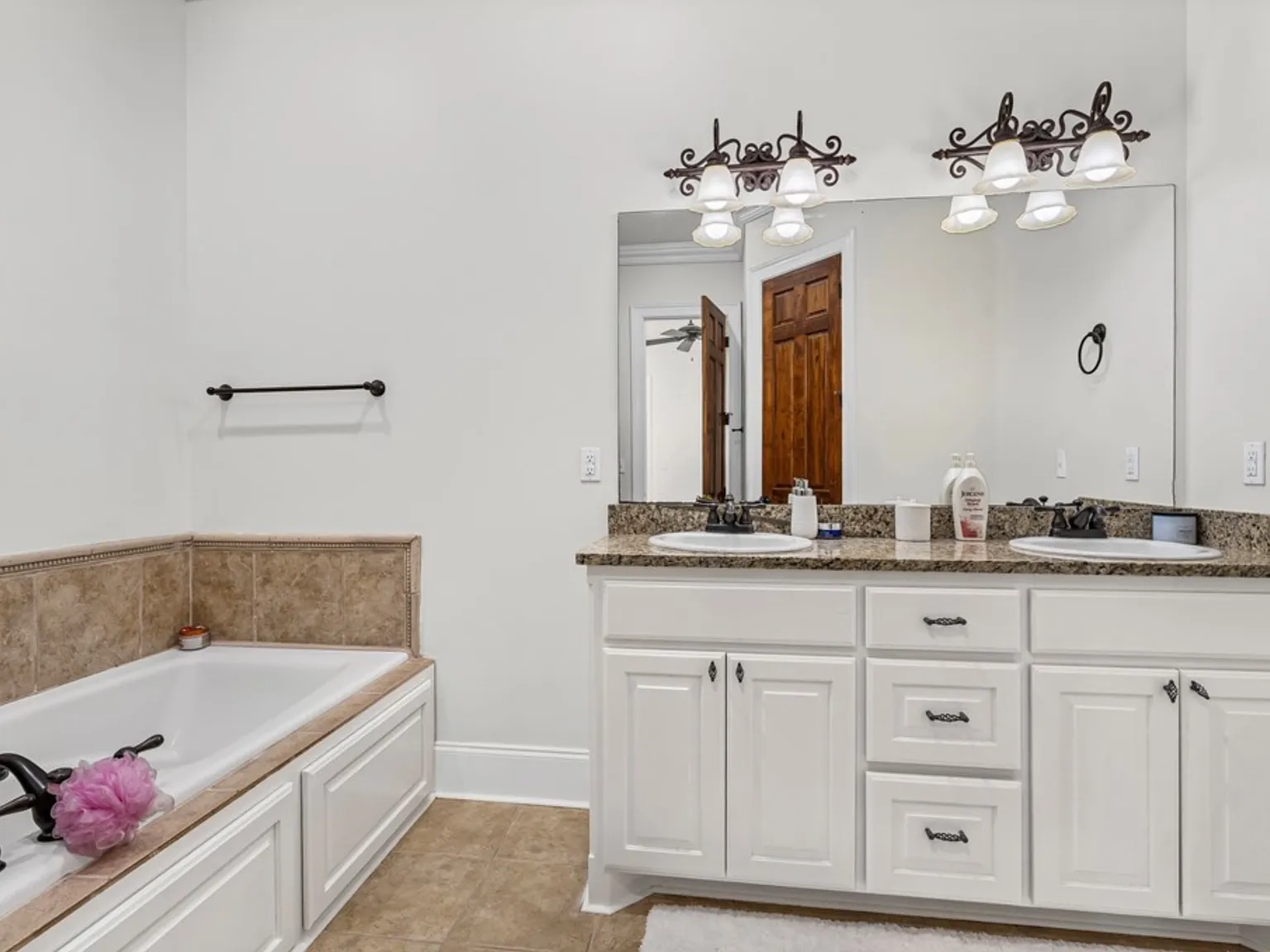 3 bed, 3.5 bath, 2285 sqft, $2,900 — Photo 2
