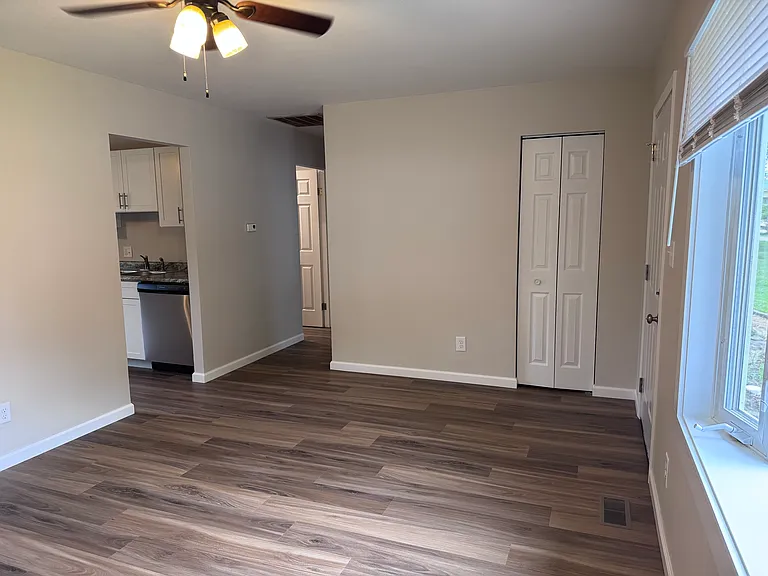 319 W Hickory Dr — Photo 4