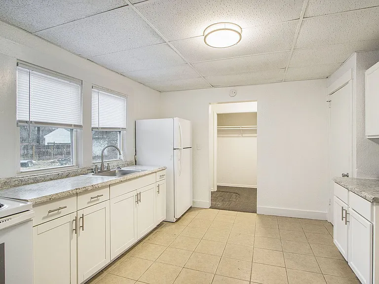 702 Fenimore Ave — Photo 6
