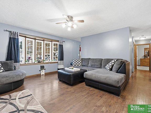 4th image of 700 W R St