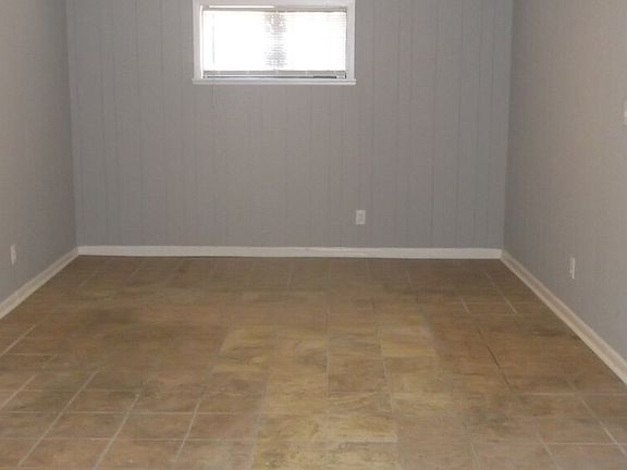 3rd image of 2842 Yale Ave